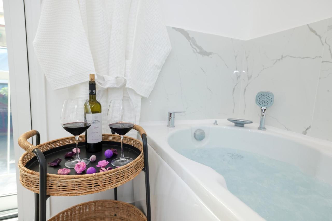 Apollo 2 Bd Jacuzzi Suite Atena Exterior foto