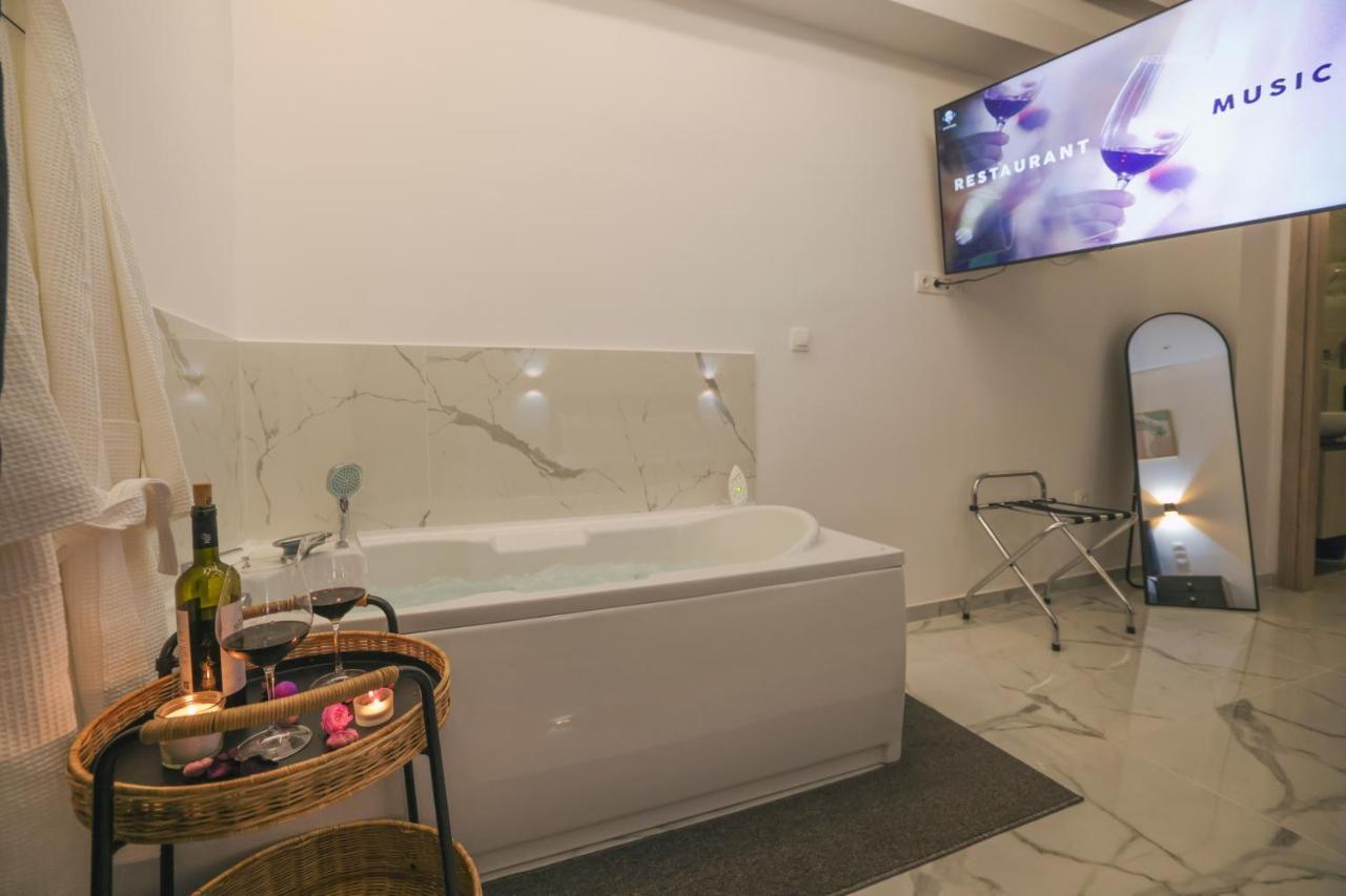 Apollo 2 Bd Jacuzzi Suite Atena Exterior foto